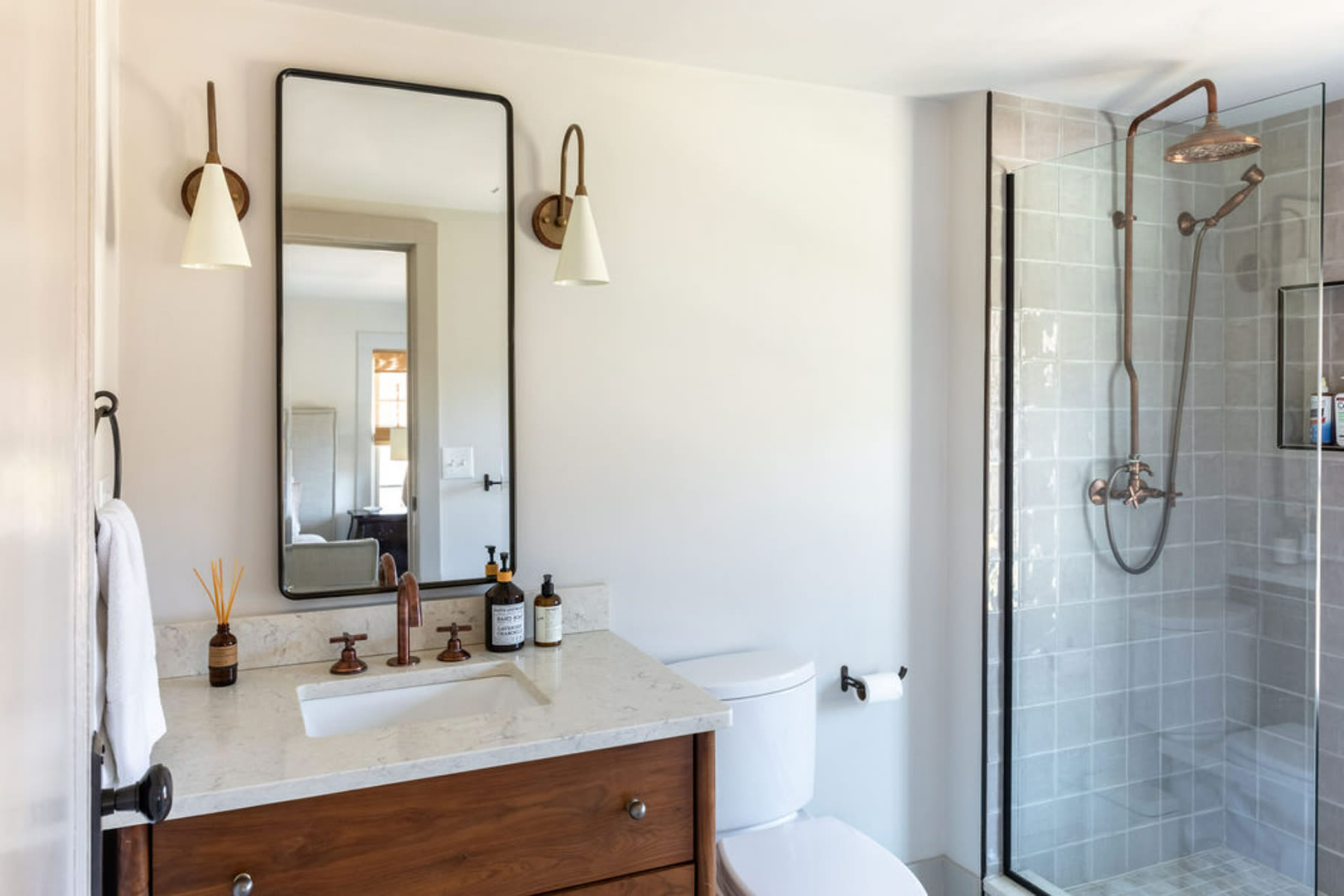 Full Bathroom 4