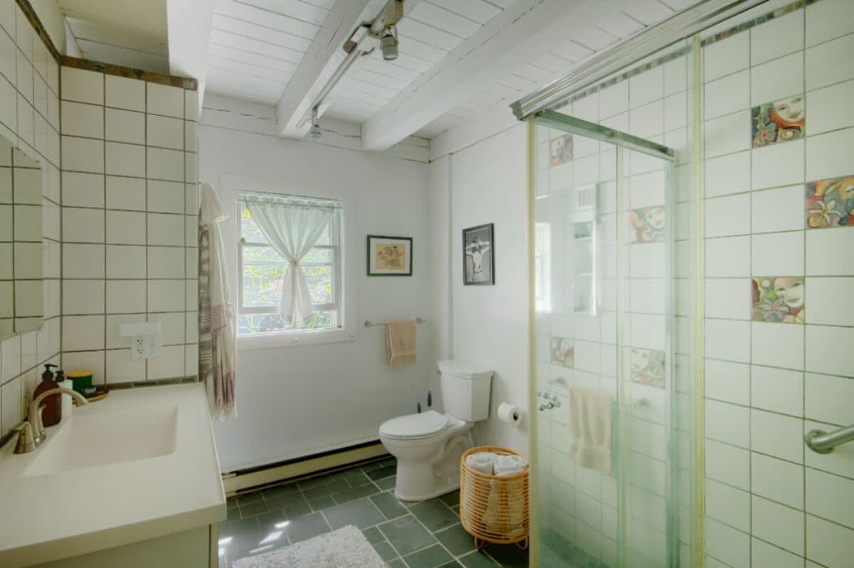 Full Bathroom 1