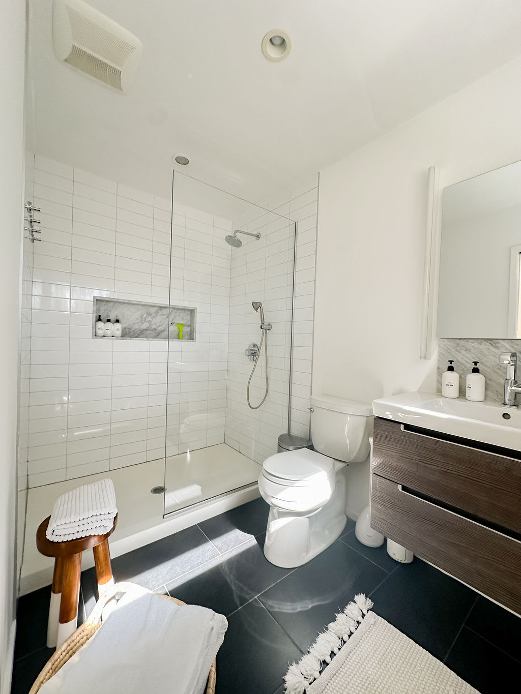 Full Bathroom 1