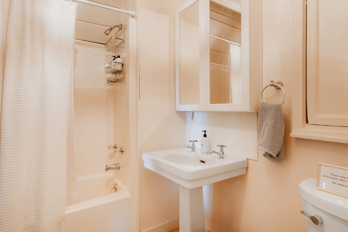 Full Bathroom 1
