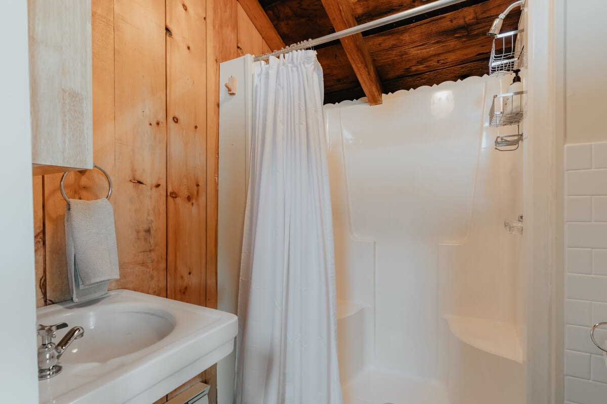 Full Bathroom 2