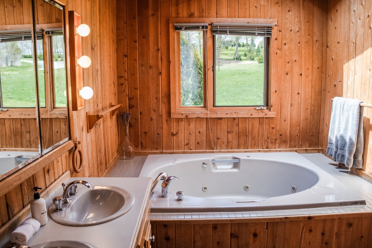 Full Bathroom 1