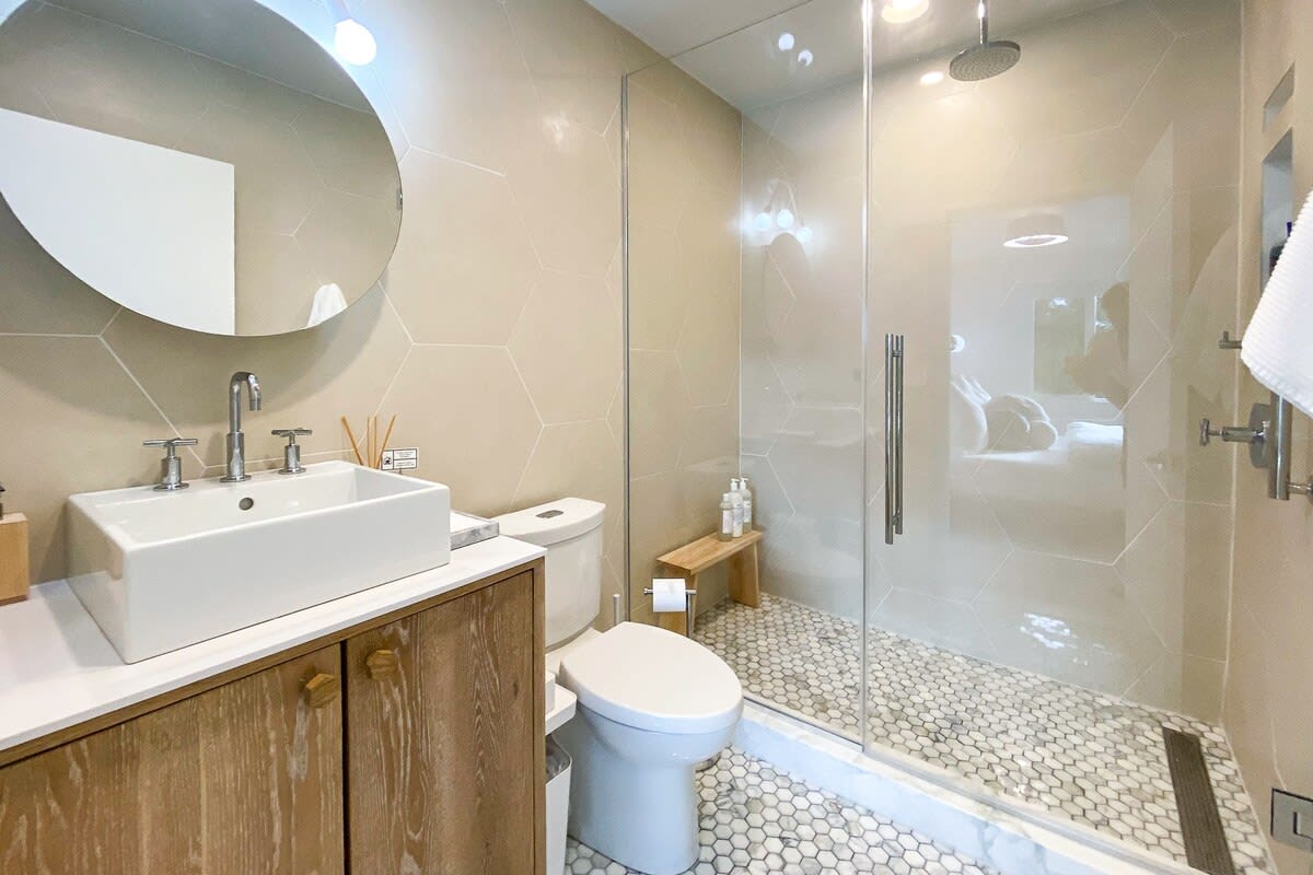 Full Bathroom 1