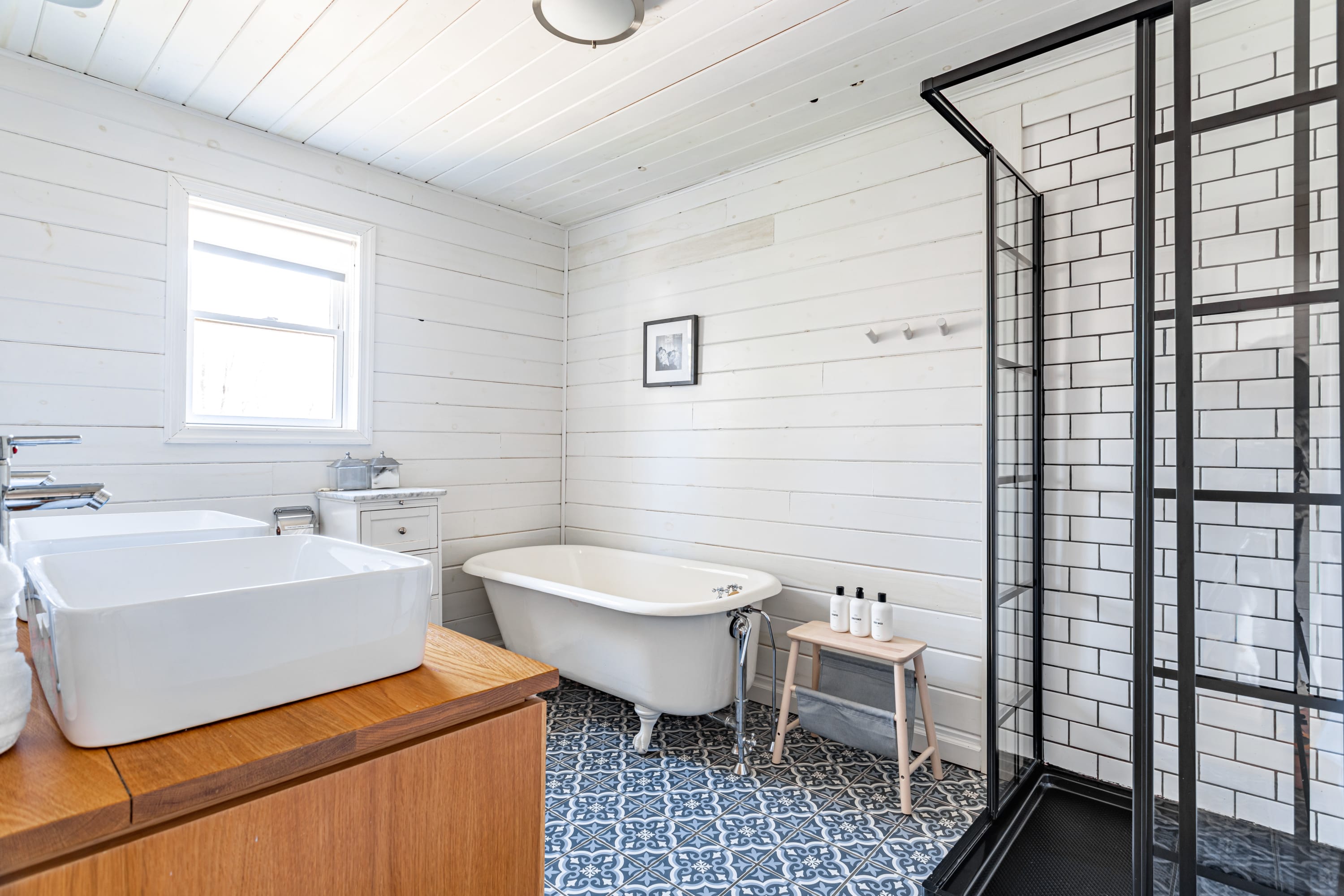 Full Bathroom 1
