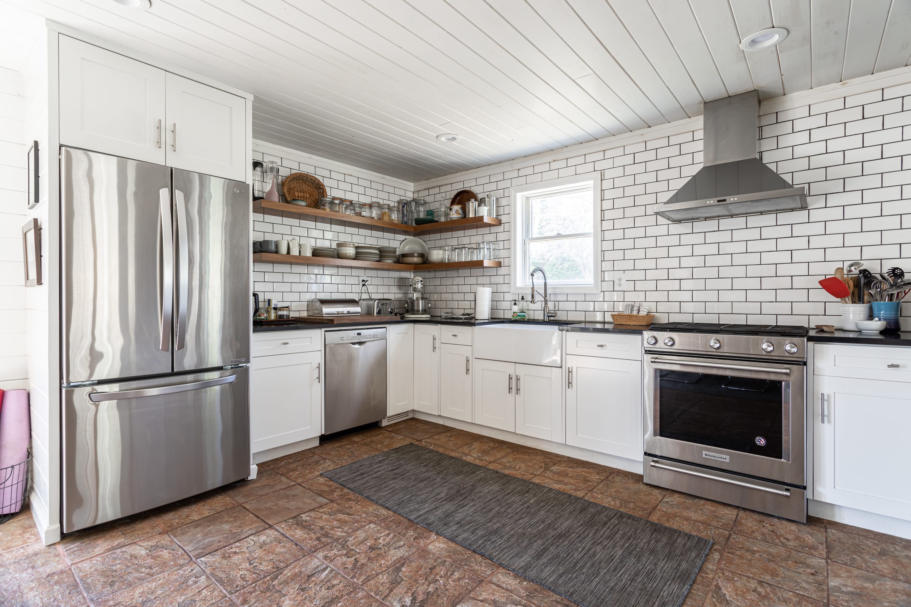 Blue Mountain Cabin - Saugerties Gem with Hot Tub — photo 3