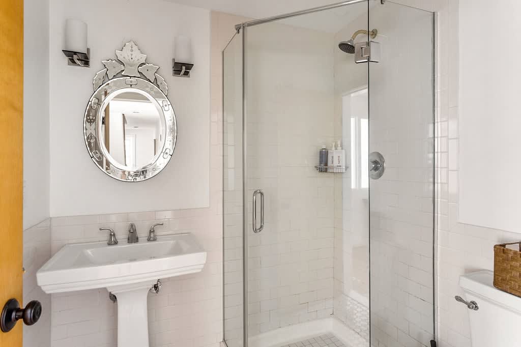 Full bathroom 3