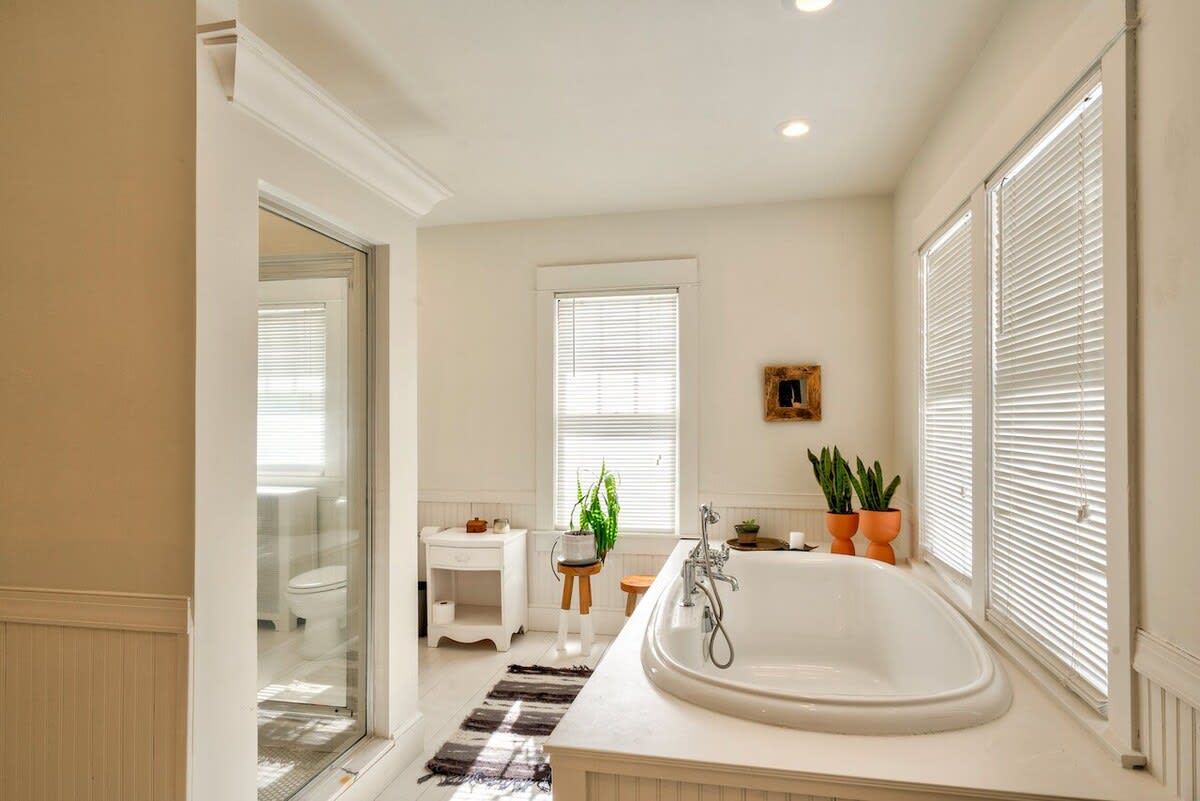 Full Bathroom 2