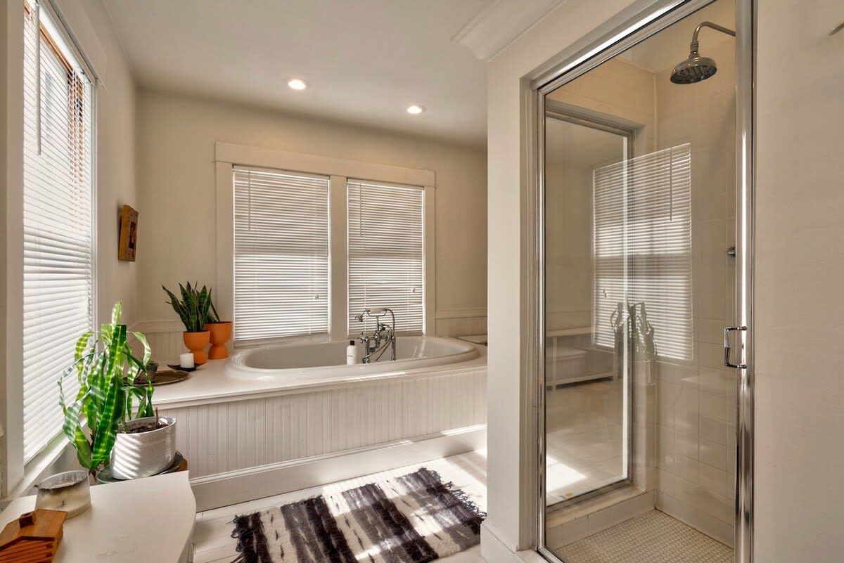 Full Bathroom 1