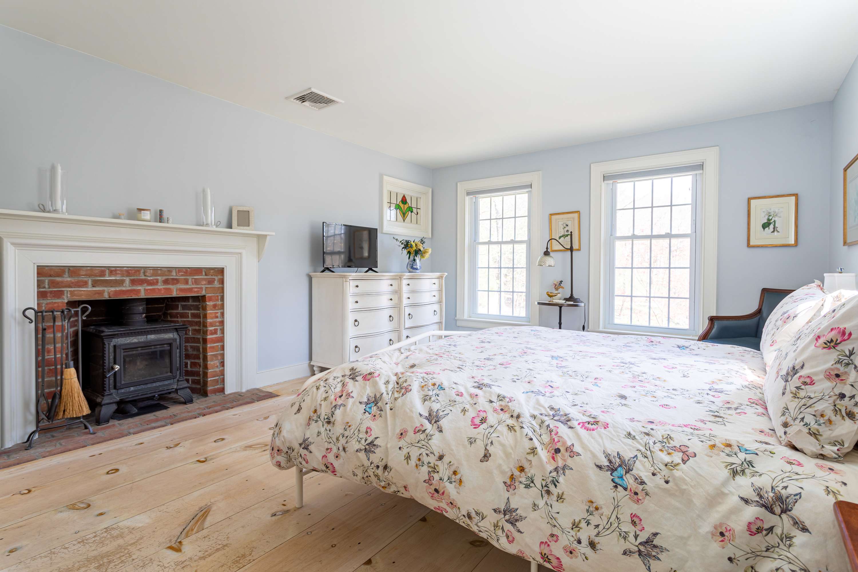 Cardinal Crossing: Stylish & Spacious Hudson Valley Getaway with Heated Saltwater Pool — photo 3