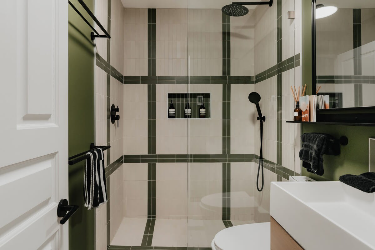 Full Bathroom 1