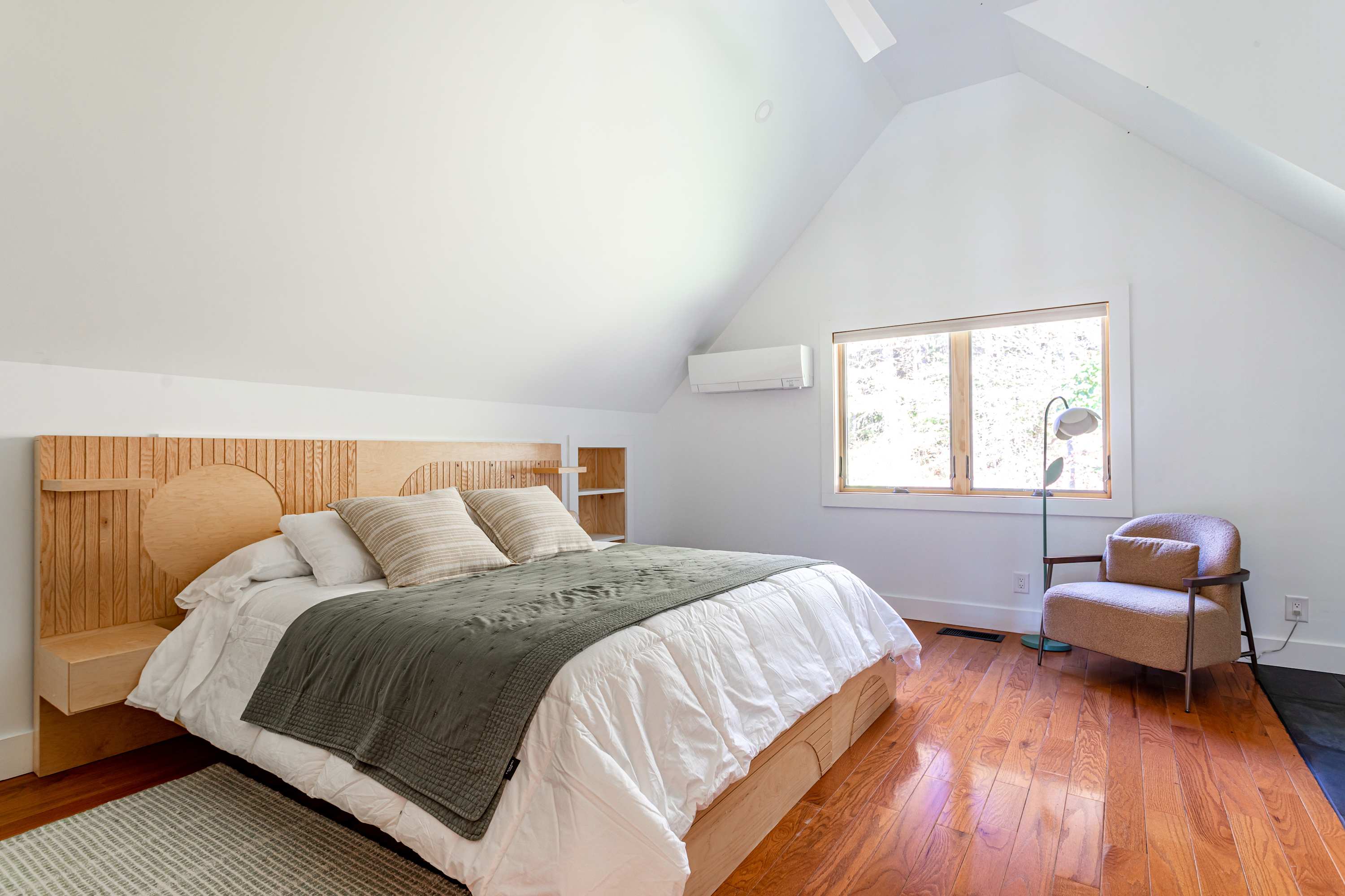 Bedroom 1: Primary