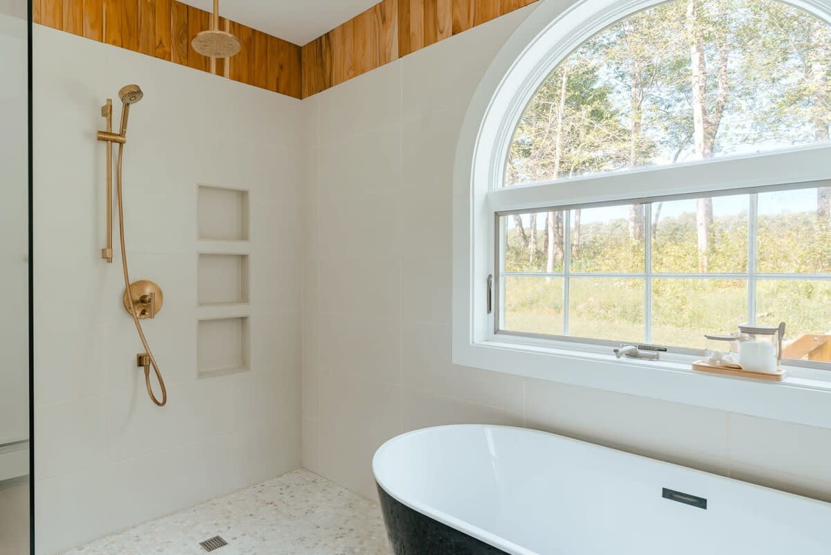 Full Bathroom 1