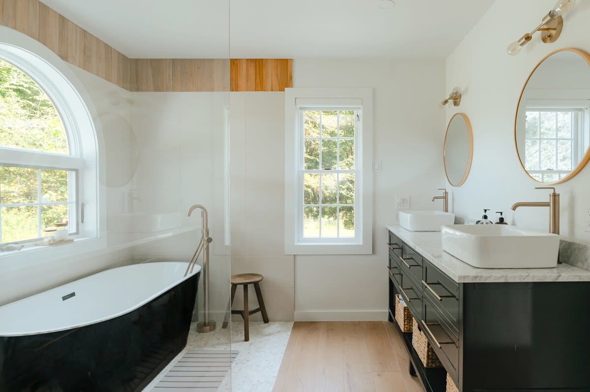 Full Bathroom 2
