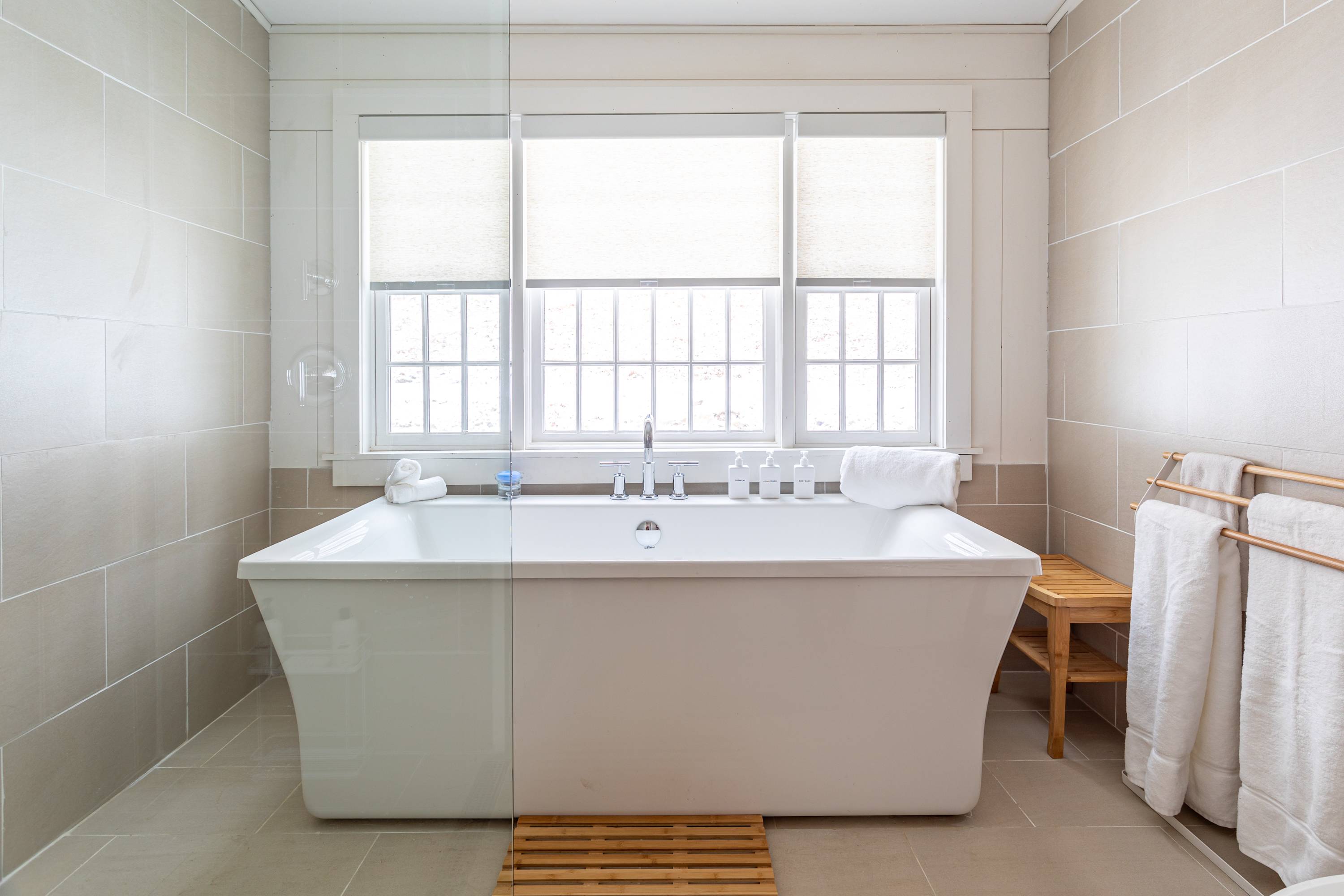 Full Bathroom 1