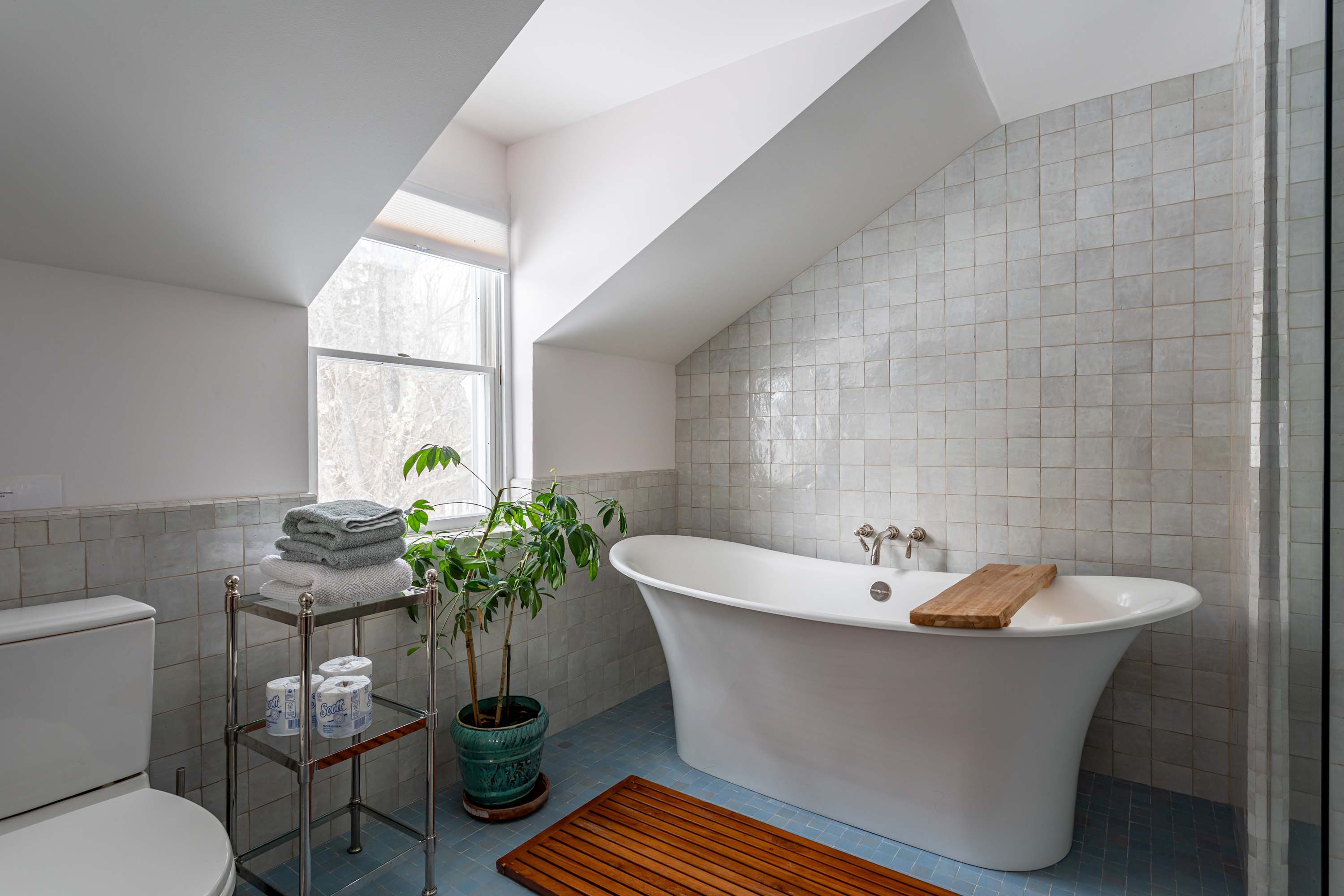 Full Bathroom 1
