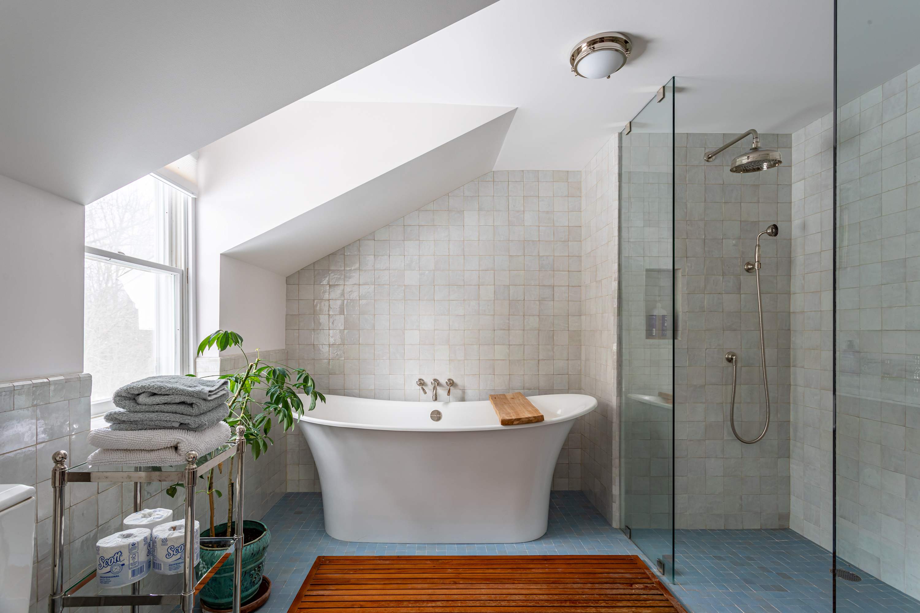 Full Bathroom 2