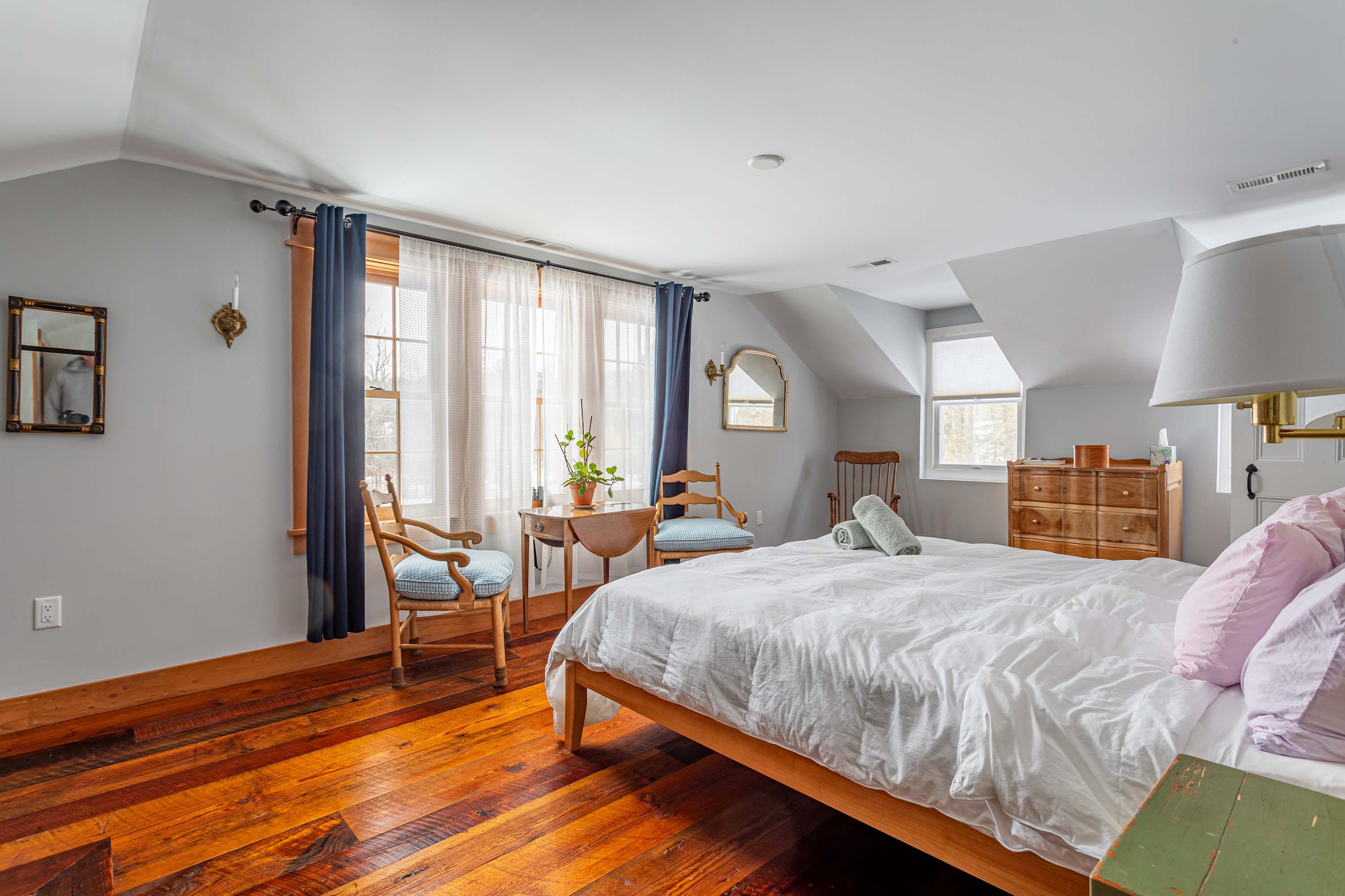 Bedroom 1: Master