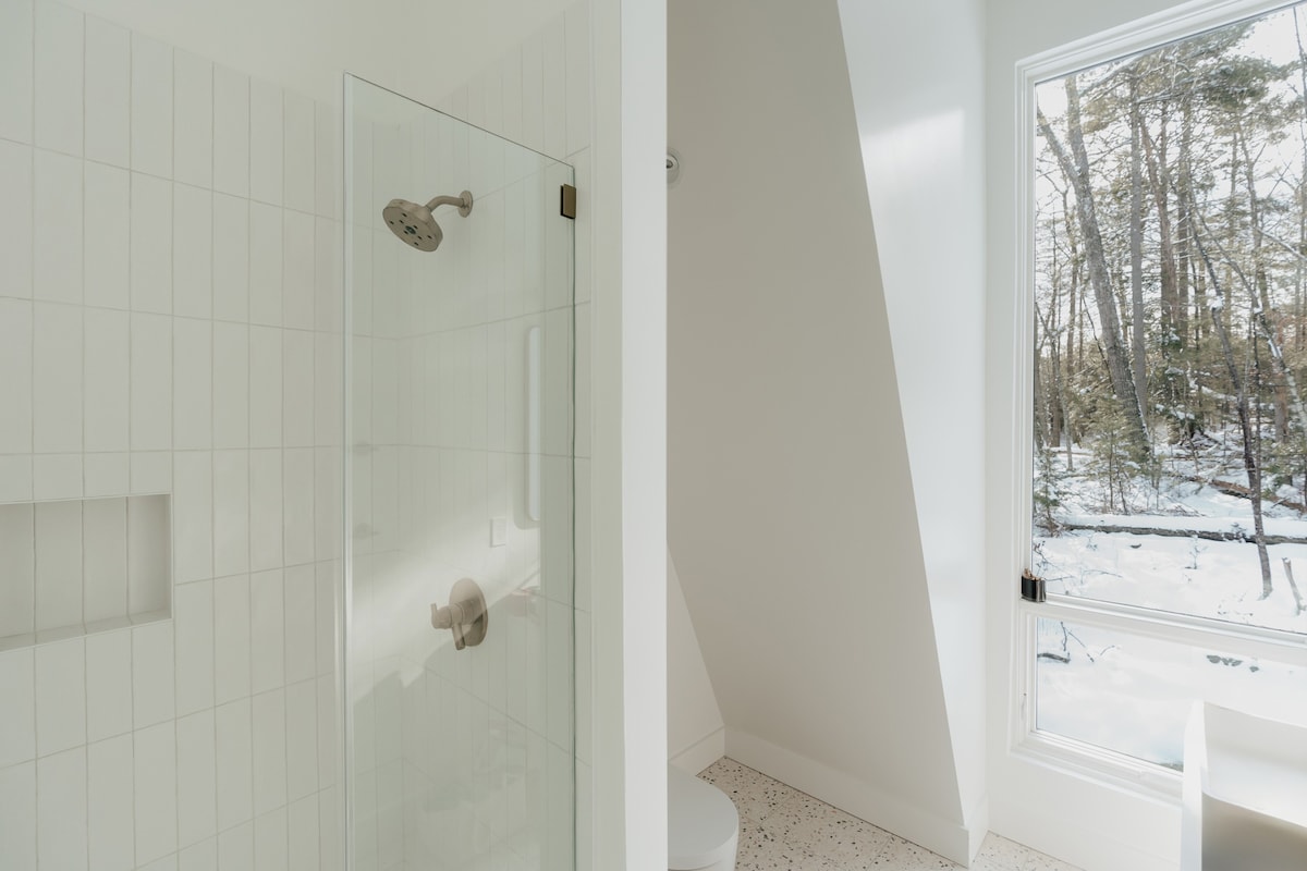 Full Bathroom 1