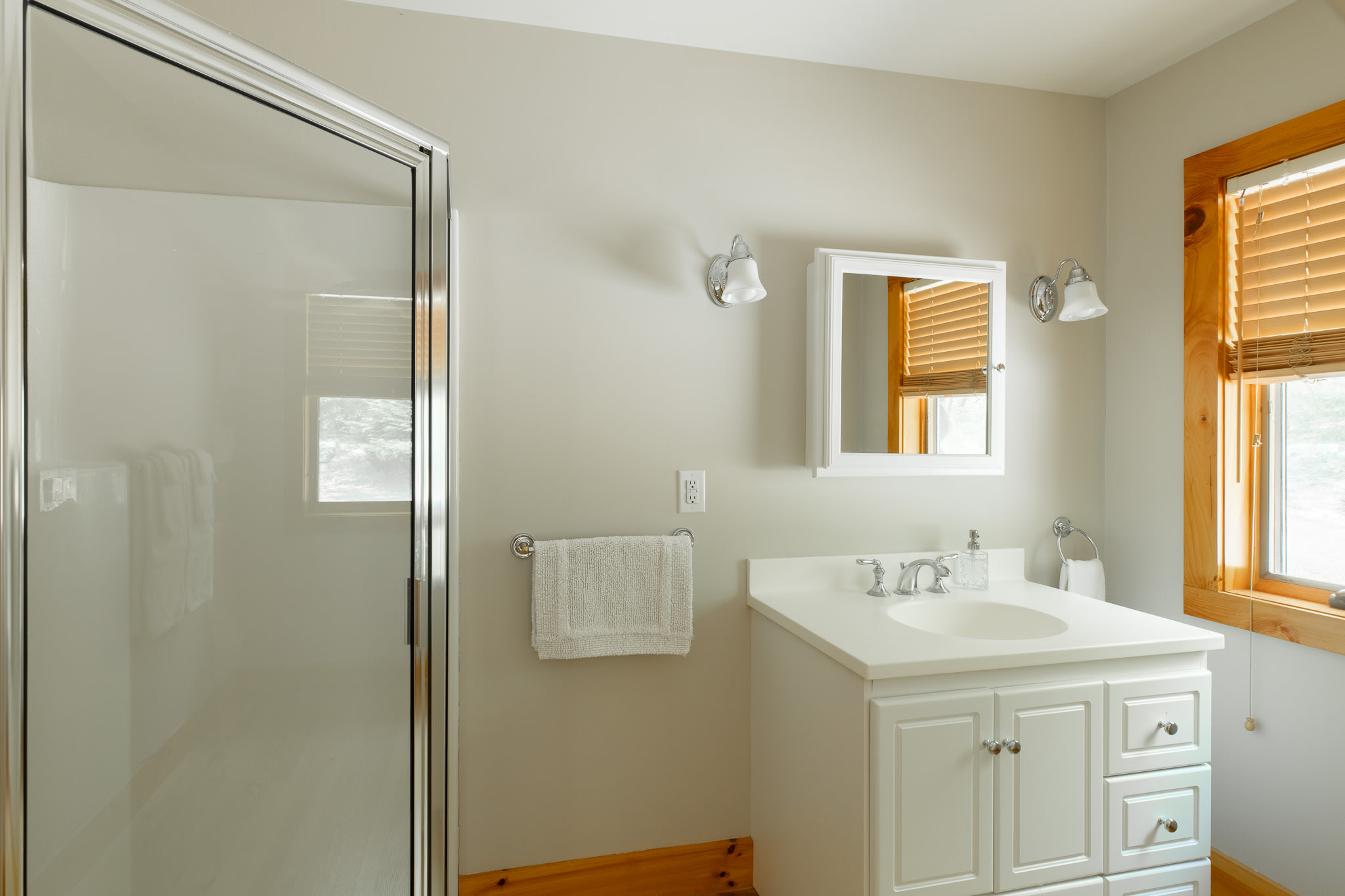 Full Bathroom 1