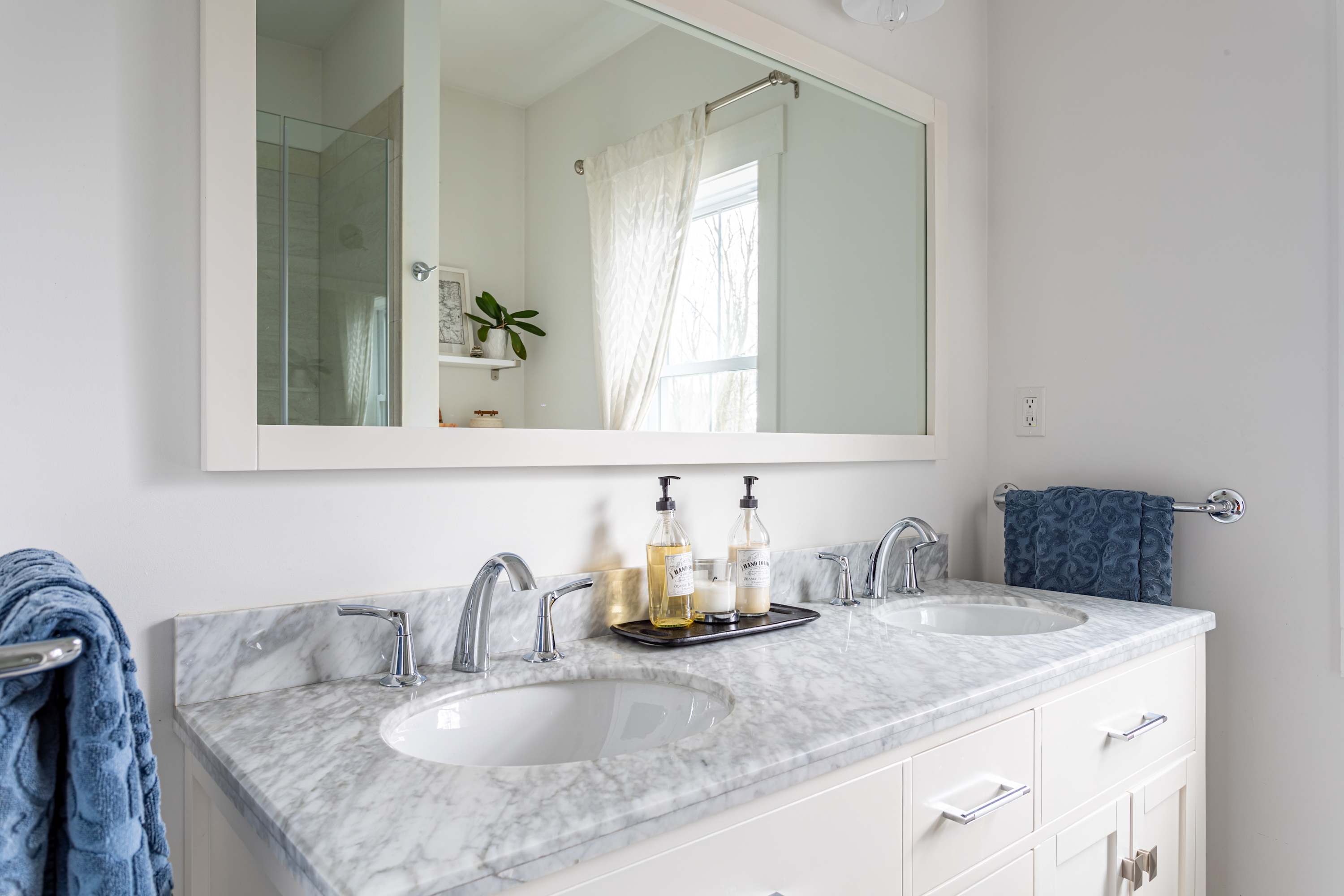 Full Bathroom 1