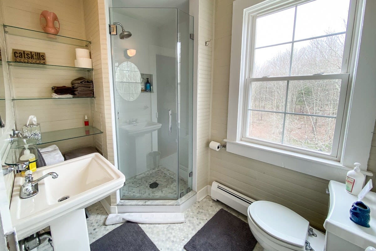 Full Bathroom 2