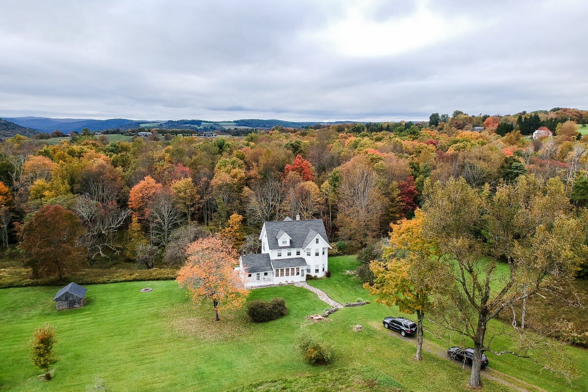 Five Acres Farm - Charm and Seclusion with 5 BR