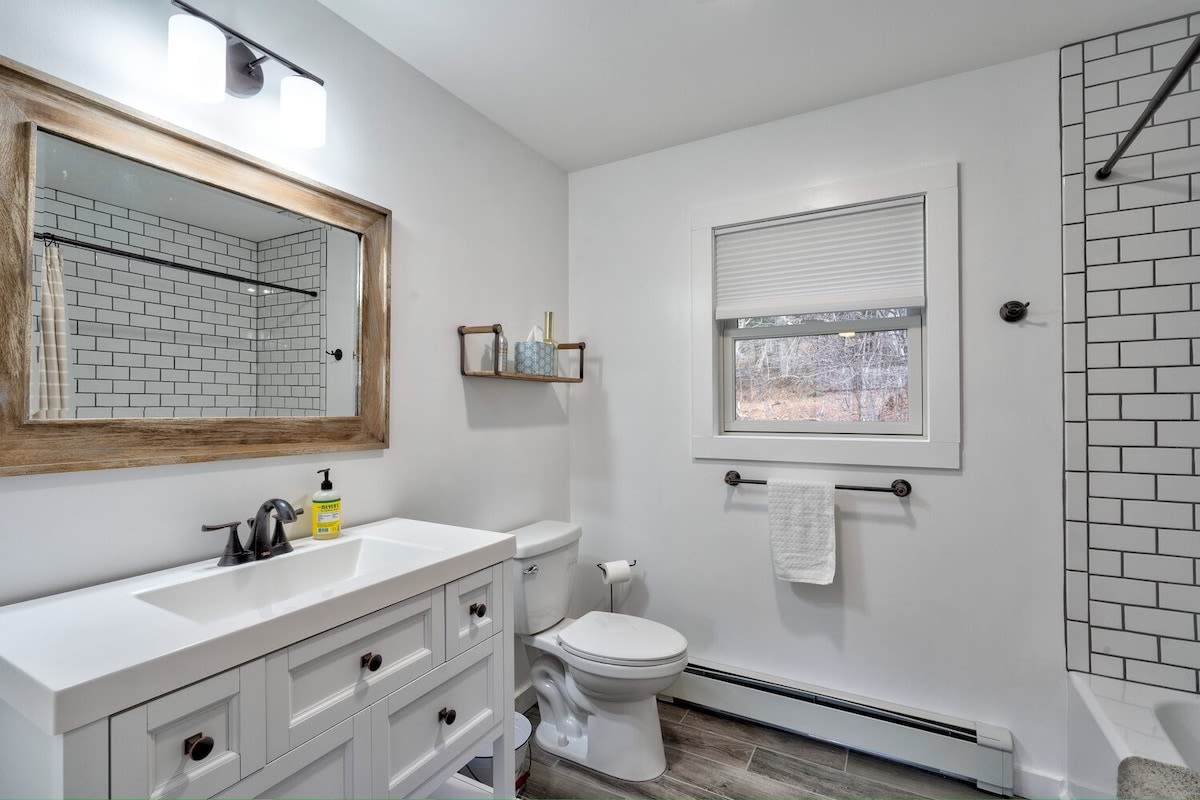 Full Bathroom 1