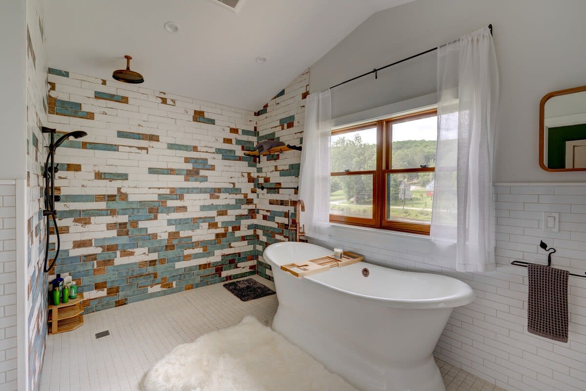 Full Bathroom 1