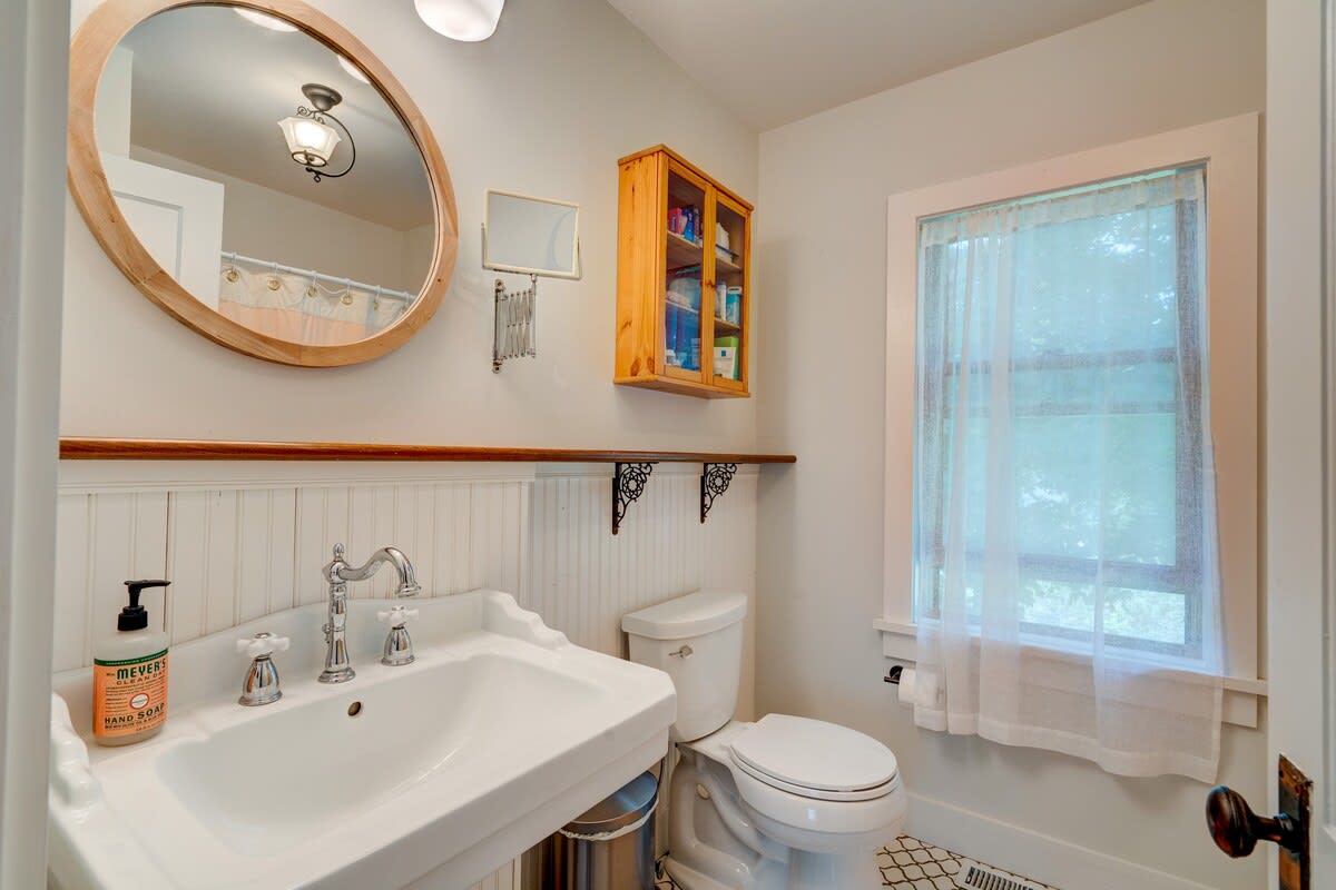 Full Bathroom 2