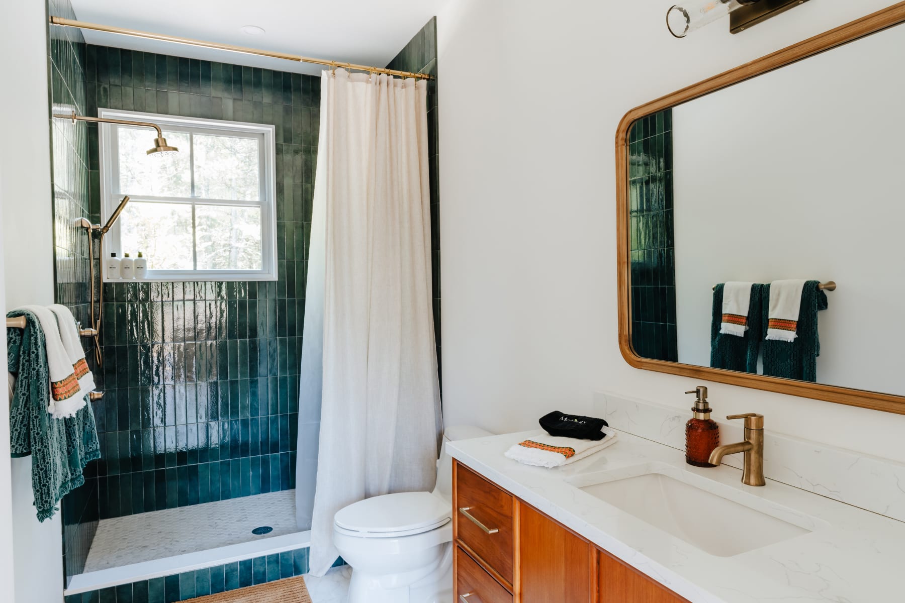 Full Bathroom 1