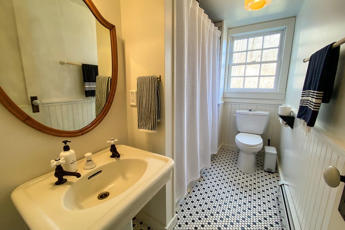 Full Bathroom 1