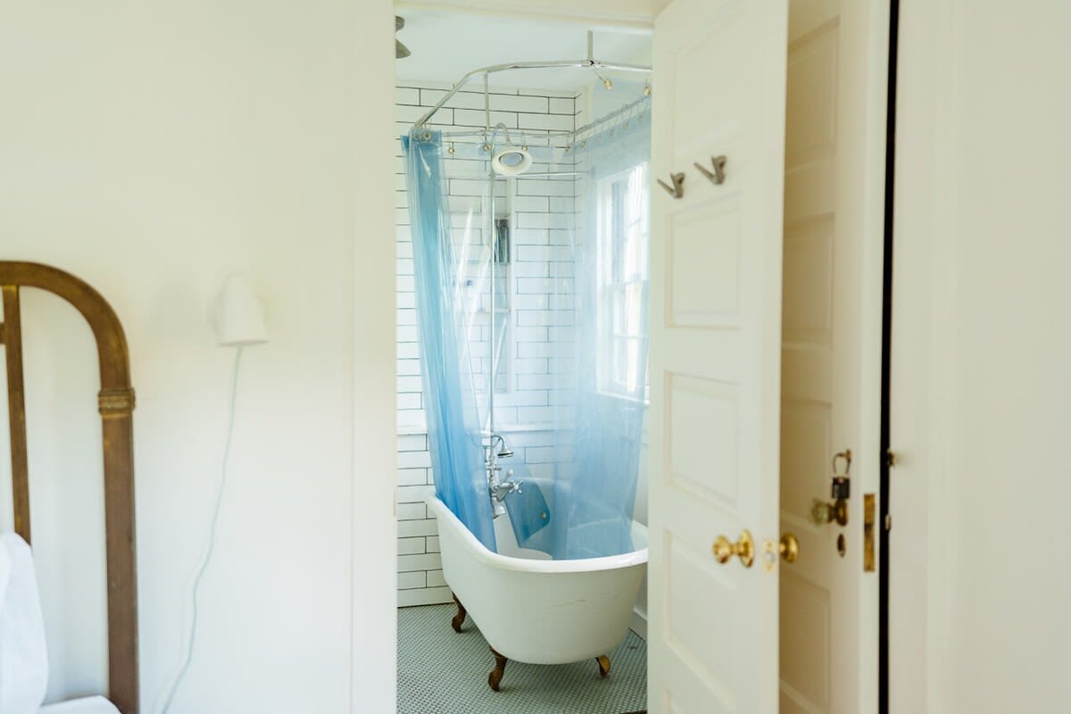 Full Bathroom 2