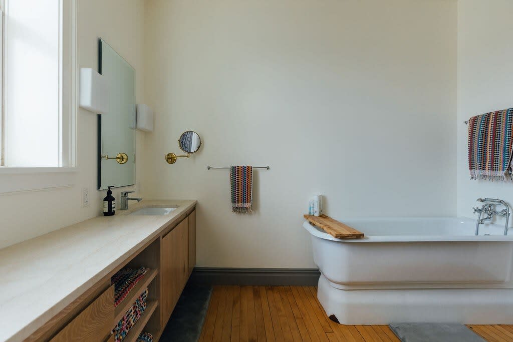 Full Bathroom 2
