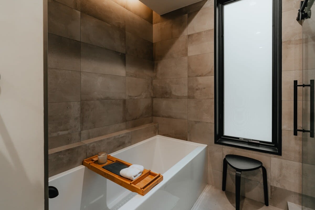 Full Bathroom 2