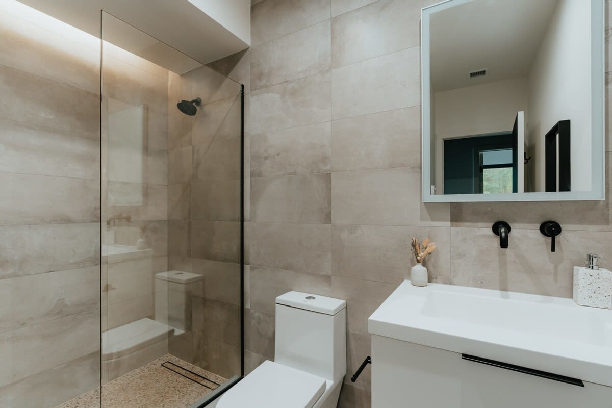 Full Bathroom 1