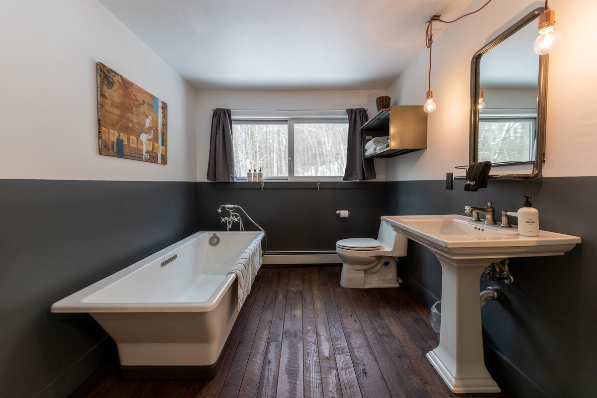 Full Bathroom 1
