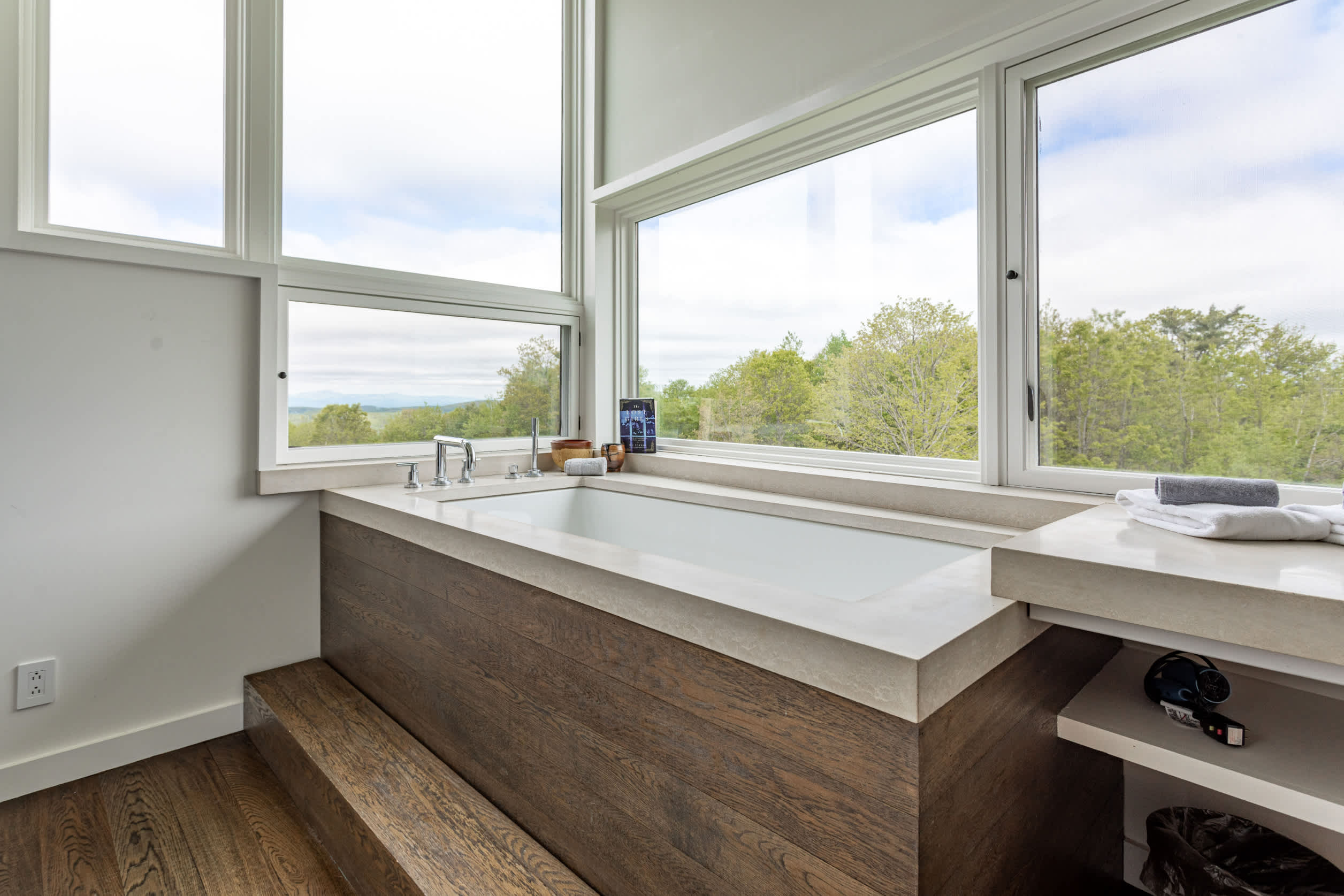 Full Bathroom 1
