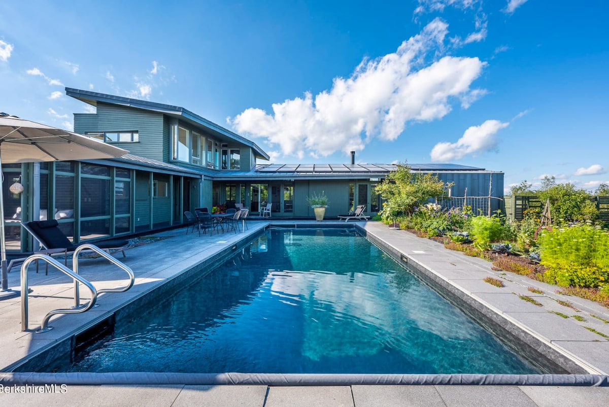 Hilltop: Panoramic Views w/ Pool near Catamount