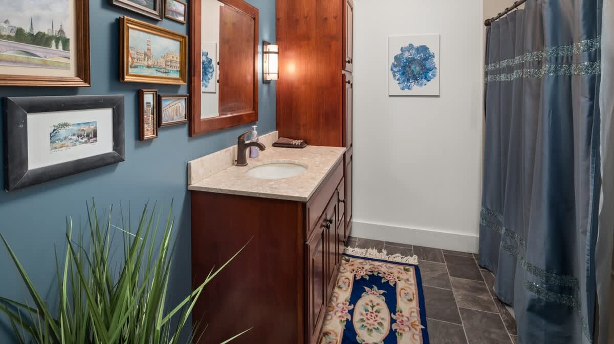 Full Bathroom 1