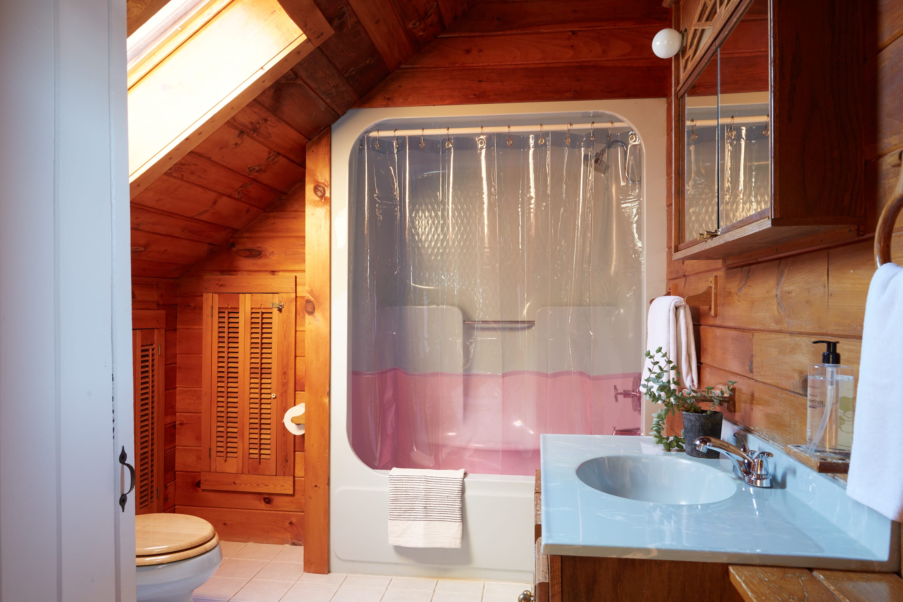 Full Bathroom 1
