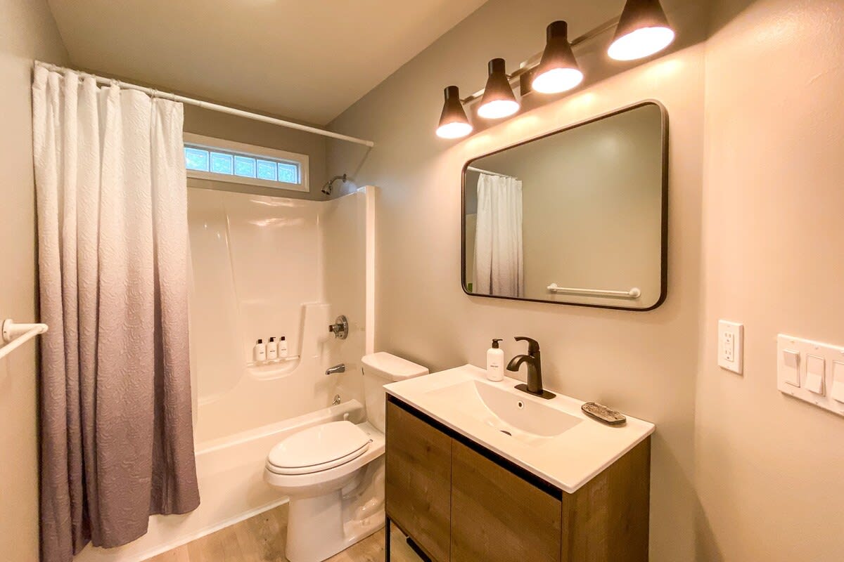 Full Bathroom 1