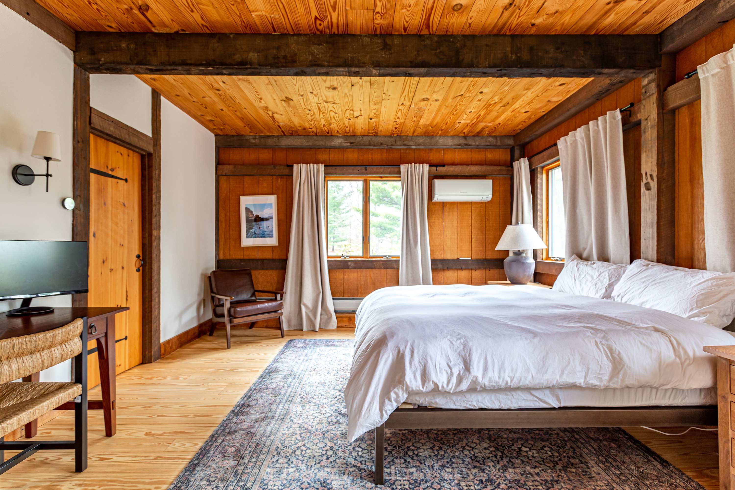Bedroom 1: Primary