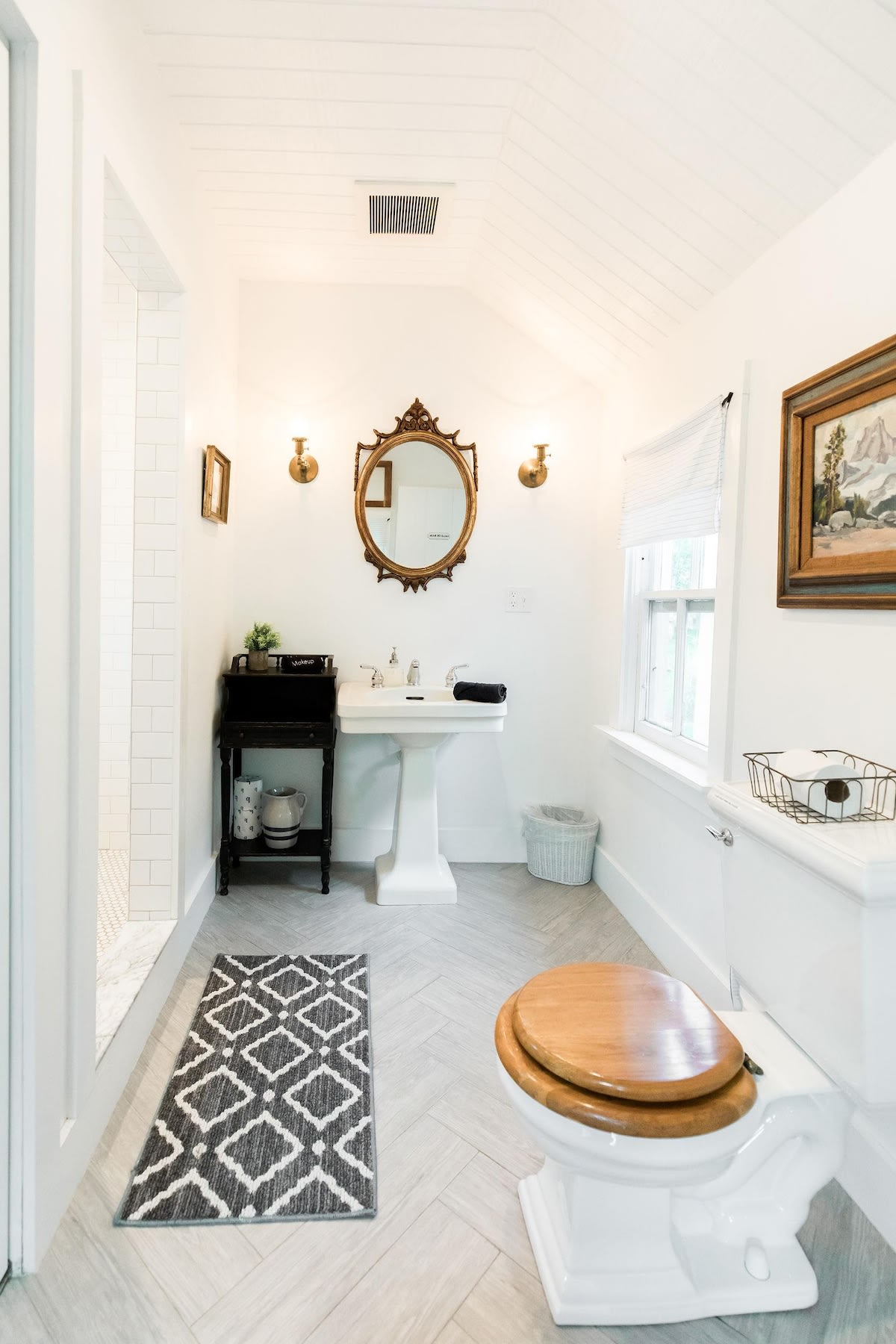 Full Bathroom 1