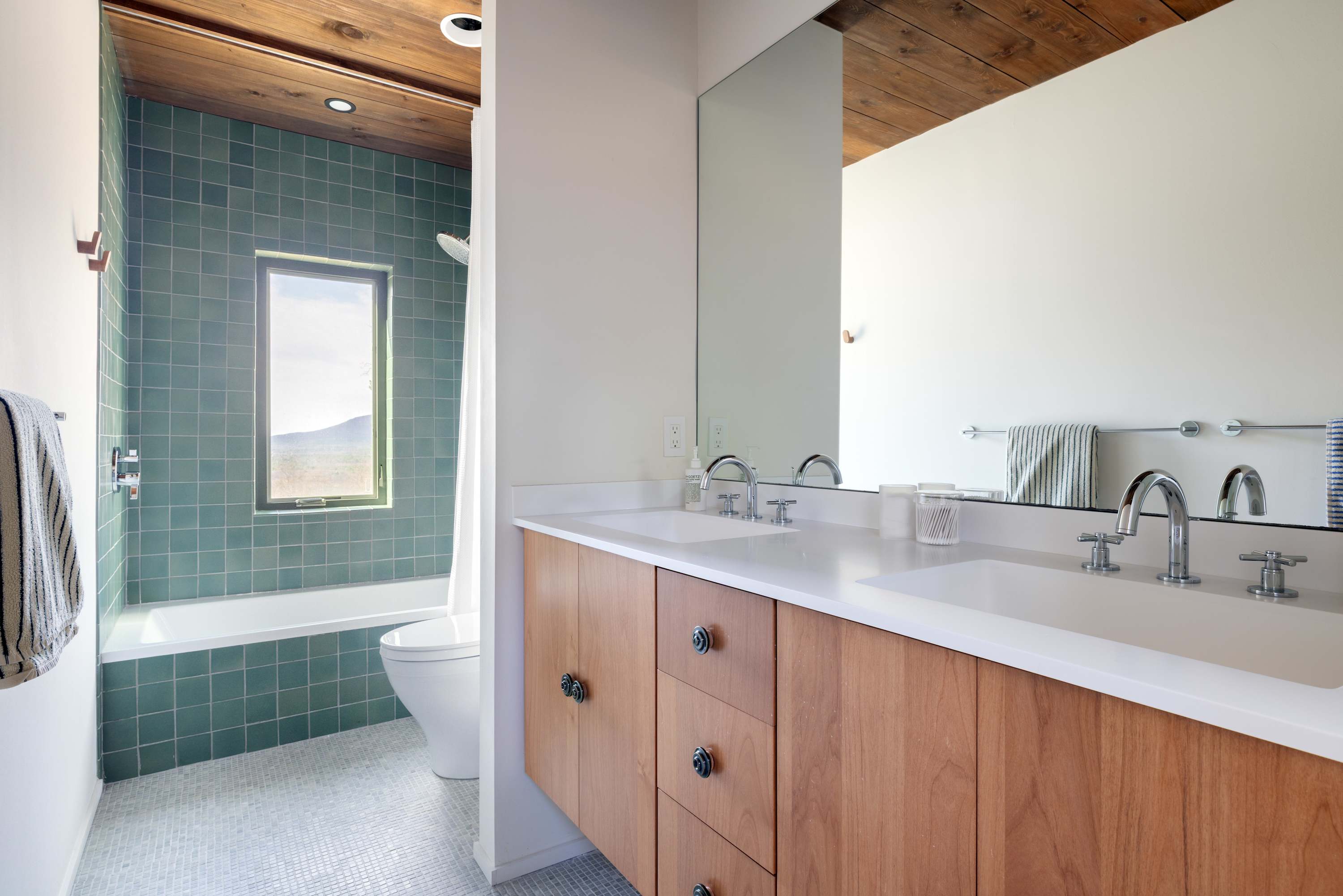 Full Bathroom 2