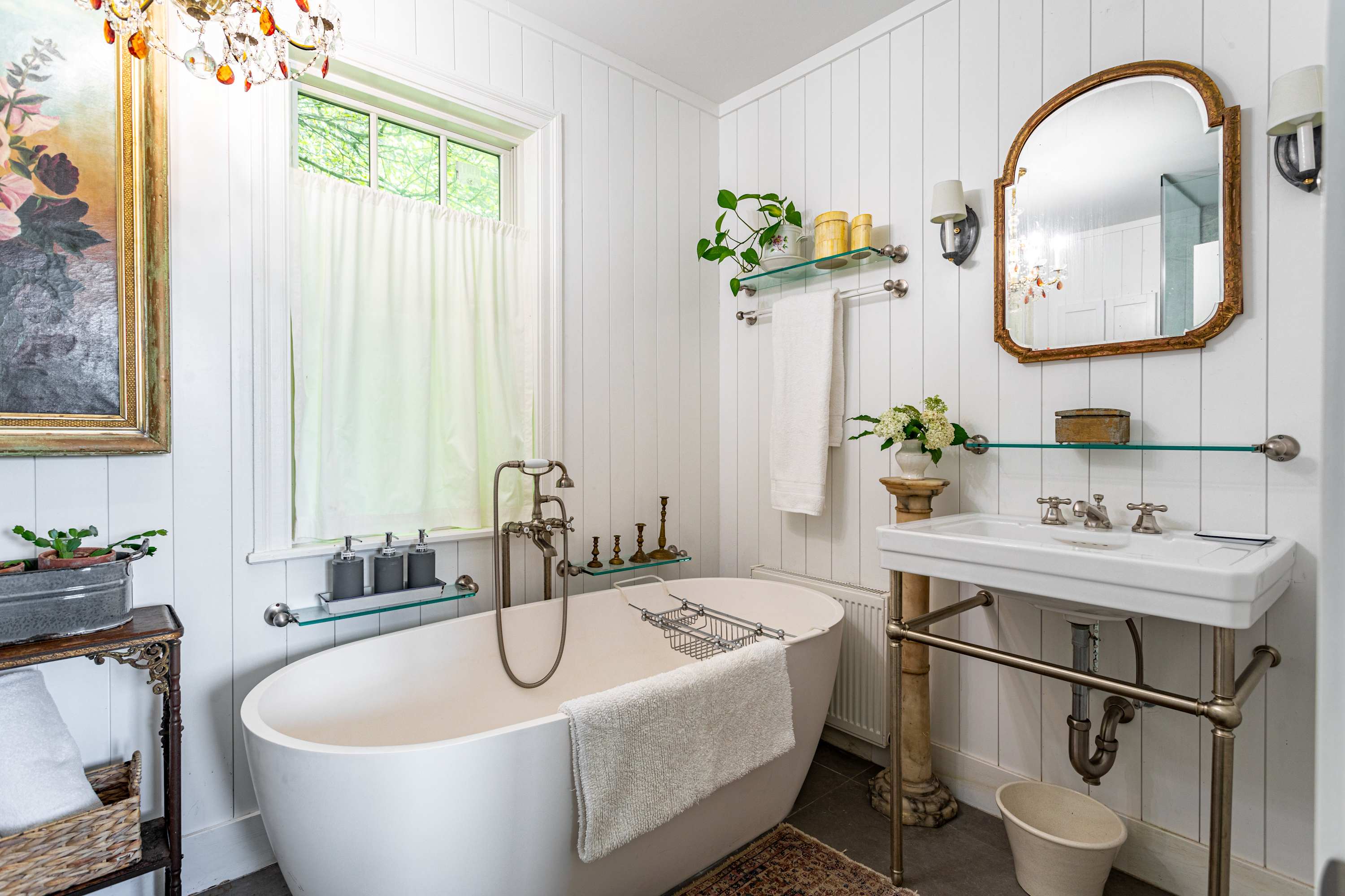 Full Bathroom 1