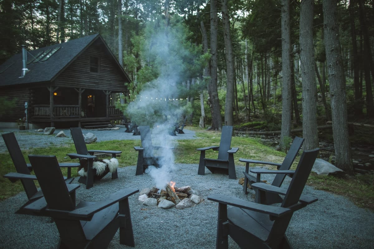 Little River: Waterfront Sauna & Chic Log Cabin