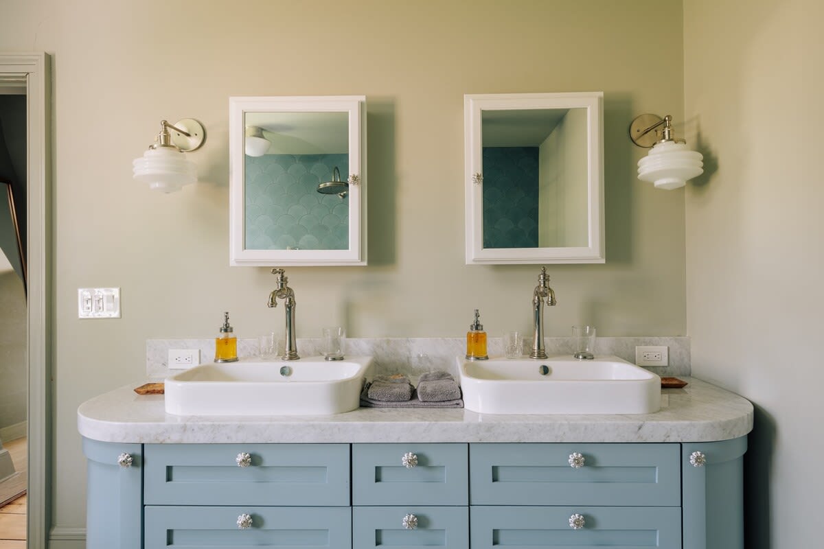 Full Bathroom 4
