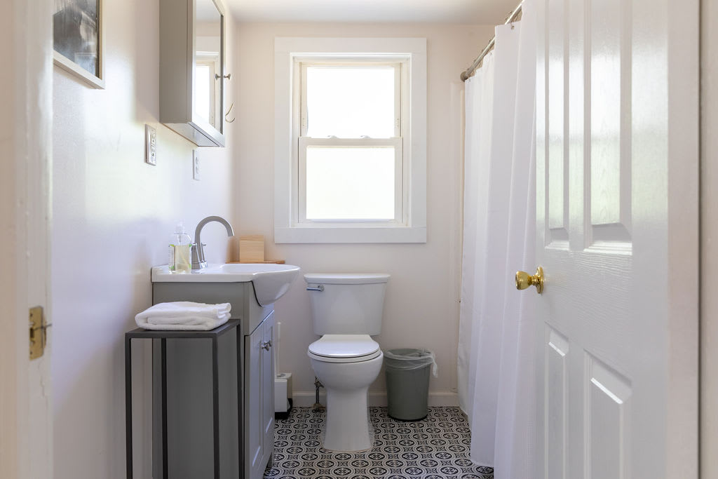Full Bathroom 1