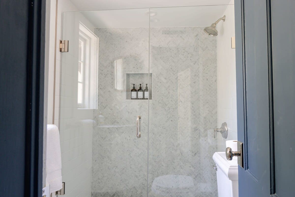 Full Bathroom 3