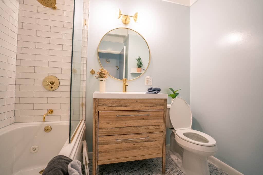Full Bathroom 2